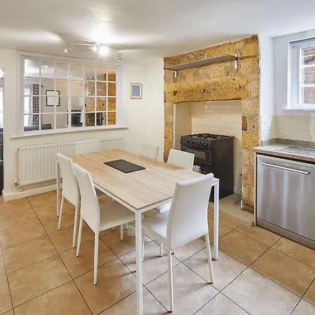 Victoria Townhouse *